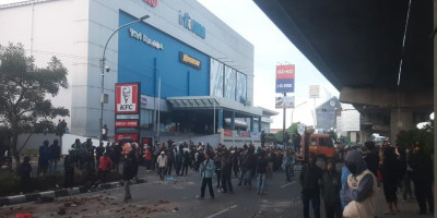 Bentrok Warnai Eksekusi Showroom di Makassar, Polisi Kerahkan 900 Personel