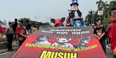 Demo di DPR, Massa Buruh Arak Ogoh-Ogoh Kepala Babi