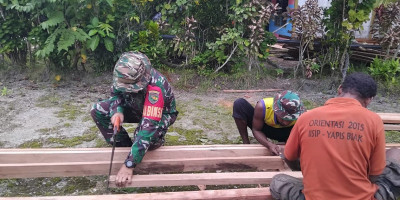 Tumbuhkan Kepedulian, Babinsa Numfor Bantu Warga Bangun Teras Rumah