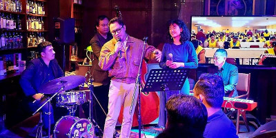 Suara Emas Gema Sasmita Guncang Juntos Bar & Grill