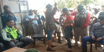 Viral! Preman Ditantang Duel, Ratusan Massa Aksi Solidaritas Tanah Ahliwaris Abdurrabbie Geruduk MBB1