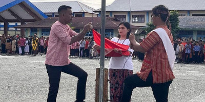 Dandim 1710/Mimika Pimpin Upacara Peringatan Hardiknas di SMPN 2 Timika