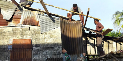Tingkat Kebersamaan, Babinsa Numfor Bantu Pasang Atap Seng Dapur Warga
