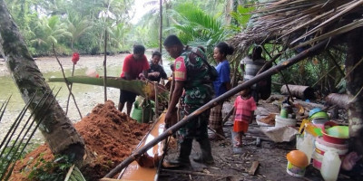 Dorong Hanpangan dan Ekonomi Keluarga, Babinsa Supiori Bantu Warga Olah Sagu