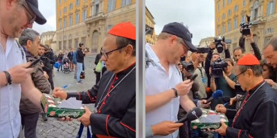 Momen Langka di Vatikan, Kardinal Suharyo Tanda Tangani 12 Bola Bisbol