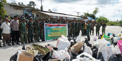 Sambut HUT Kodam XVII/Cenderawasih, Karya Bakti Kodim 1708/BN Hasilkan 121 Karung Sampah di Pasar Darfuar