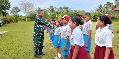 Ciptakan Disiplin Sejak Dini, Babinsa Berikan Latihan PBB kepada Murid SD
