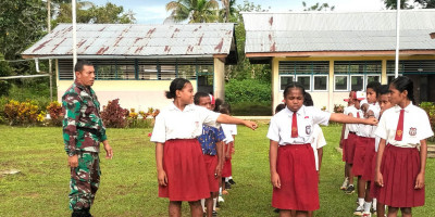 Bentuk Karakter Disiplin Sejak Dini, Babinsa Berikan Pelatihan PBB Murid SD Inpres Kajasbo