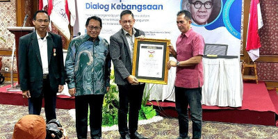 Ketua DPRD Medan Wong Chun Sen Terima Anugerah Sahabat Pers SMSI