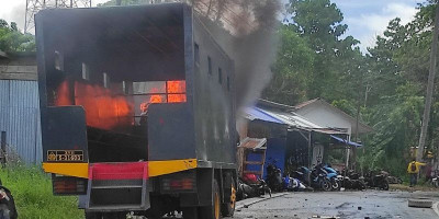 Demo di Depan Uncen Ricuh, Truk Polisi Dibakar Massa
