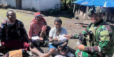 Pelukan Hangat TNI di Pedalaman Sinak, Hadir Membawa Senyum untuk Anak Negeri