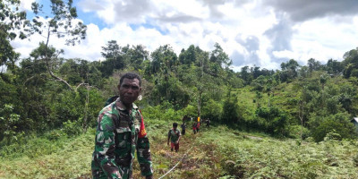 Babinsa Biak Kota Dampingi Pengukuran Lahan Pembangunan SMA di Kampung Syabes
