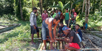 Babinsa Biak Barat Bantu Pembuatan Rakit Bambu untuk Nelayan