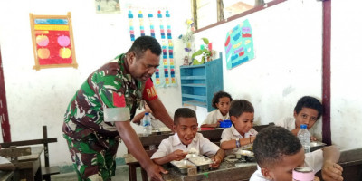 Babinsa Biak Timur Hadiri di Tengah Anak Sekolah Lewat Program MBG