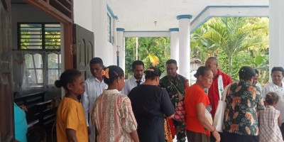 Ciptakan Rasa Aman, Babinsa Warsa Jaga Ibadah Kenaikan Tuhan Yesus di Distrik Yawosi