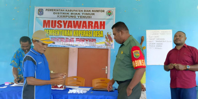 Babinsa Biak Timur Hadiri Musyawarah Pembentukan Koperasi Merah Putih di Kampung Yenusi