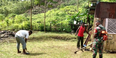 Babinsa Biak Kota Bantu Warga Bersihkan Halaman Rumah di Kampung Binaan