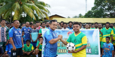 Seru dan Penuh Keakraban, Kodim 1708/BN Gelar Sepak Bola Gembira Bersama Anak-Anak Muda Biak