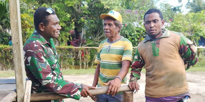 Bangun Generasi Sehat, Babinsa Numfor Imbau Orang Tua di Kampung Bawei Jaga Pergaulan Anak