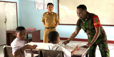 TNI Peduli Generasi Sehat, Babinsa Biak Timur Dampingi Pendistribusian Makanan Bergizi