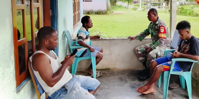 Bangun Kepercayaan dan Kebersamaan, Babinsa Biak Utara Sambangi Warga Kampung Faknikdi