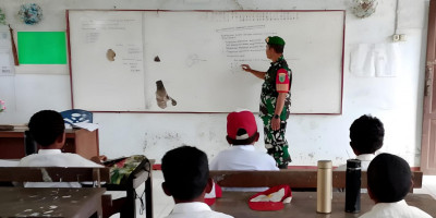 Ciptakan Generasi Cerdas, Babinsa Biak Timur Ajarkan Matematika Gasing di SD Inpres Kajasbo
