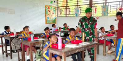 Babinsa Biak Timur Dampingi Distribusi Makan Bergizi Gratis untuk Tujuh Sekolah