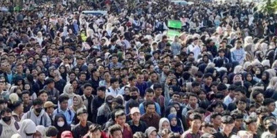 Lapangan Kerja Menyusut, Ribuan Warga Berebut Lowongan di Job Fair Cikarang