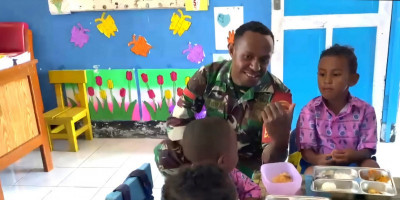 Dukung Generasi Cerdas, Babinsa Biak Timur Dampingi Distribusi MBG