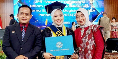 Anak Perwira TNI AU Ini Lulus Cumlaude, Tangis Haru Warnai Wisuda