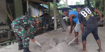 Tingkatkan Semangat Gotong-Royong, Babinsa Numfor Bantu Warga Buat Batu Tela