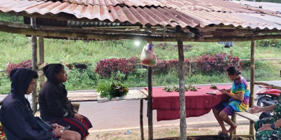 Ciptakan Rasa Aman, Babinsa Biak Barat Komunikasi dengan Warga