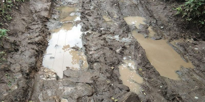 Baru Dua Bulan Dikerjakan, Aspal Jalan Desa di Manggarai Timur Rusak Parah