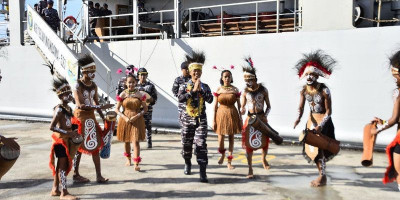 Satgas Trisila-25 TNI AL Singgah di Biak, Pererat Sinergi  Lewat Tradisi dan Aksi Sosial