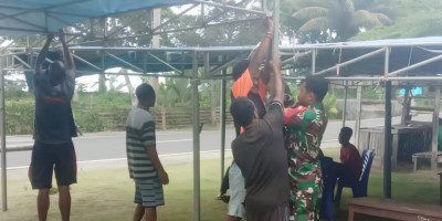 Wujud Empati, Babinsa Warsa Bantu Warga Siapkan Tenda untuk Malam Penghiburan