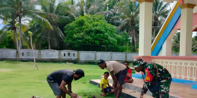 Peduli Rumah Ibadah, Babinsa Numfor dan Warga Bersihkan Gereja GKI Yembeba