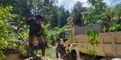 Babinsa Biak Timur Bantu Warga Angkut Pasir untuk Pembangunan