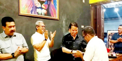 Gubernur Zainal Siram Air ke Kepala Ketua DPRD Kaltara di Virendy Cafe, Ada Apakah?