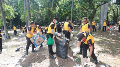 Polisi Cepat dan Tanggap Melaksanakan Pembersihan