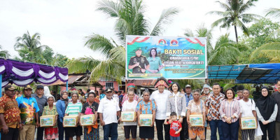 Disambut Meriah, Danrem 172/PWY Salurkan 300 Paket Sembako untuk Warga Kampung Mbromsi
