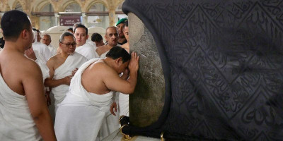 Usai Masuk Ka'bah, Presiden Prabowo Cium Hajar Aswad dan Bertawaf