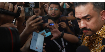 Menjadi Pejabat, Lalu Sibuk Klarifikasi: Sebuah Profesi Baru Bernama “Tukang Bela Diri Publik”
