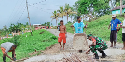 Babinsa Biak Utara Bantu Pengecoran Jalan Gereja di Mambesak