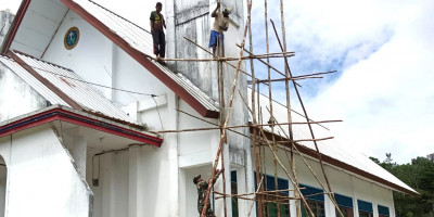 Babinsa Numfor Bantu Perbaikan Menara Gereja