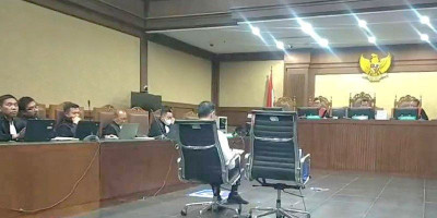 Tom Lembong Divonis 4,5 Tahun Penjara, Ruang Sidang Riuh oleh Teriakan Ibu-ibu Pendukung