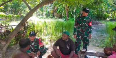 Babinsa Jalin Keakraban Bersama Warga Kampung Sauribru