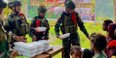 Satgas Yonif 732/Banau Hadirkan Kehangatan di Pedalaman Papua