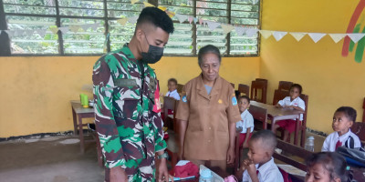 Babinsa Biak Timur Dampingi Pembagian MBG ke Sekolah-Sekolah