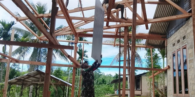 Kemanunggalan TNI-Rakyat Terwujud, Babinsa Bantu Pemasangan Seng Rumah Warga
