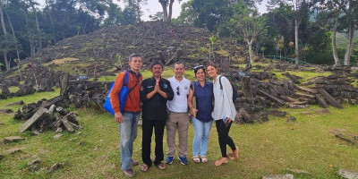 Menapaki Jejak Megalitikum: Perjalanan Spiritual dan Sejarah ke Gunung Padang
